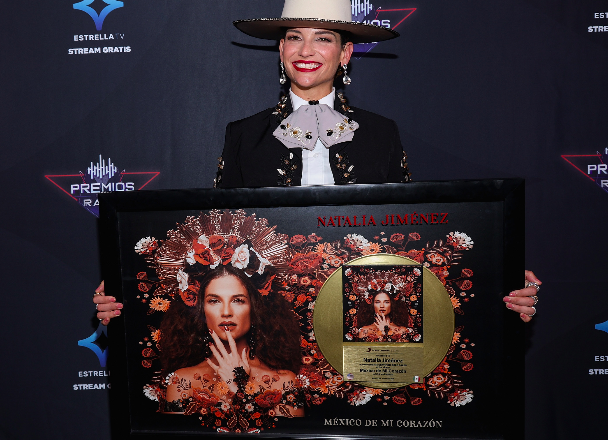 Natalia Jiménez recibe disco de oro